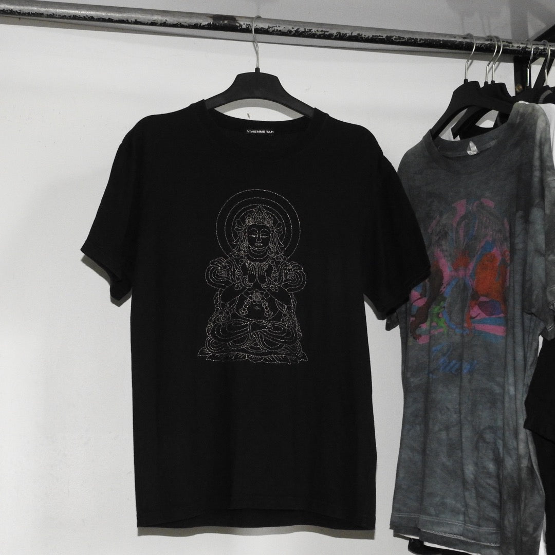 🧧 VIVIENNE TAM “BUDDHA” TEE – 90s