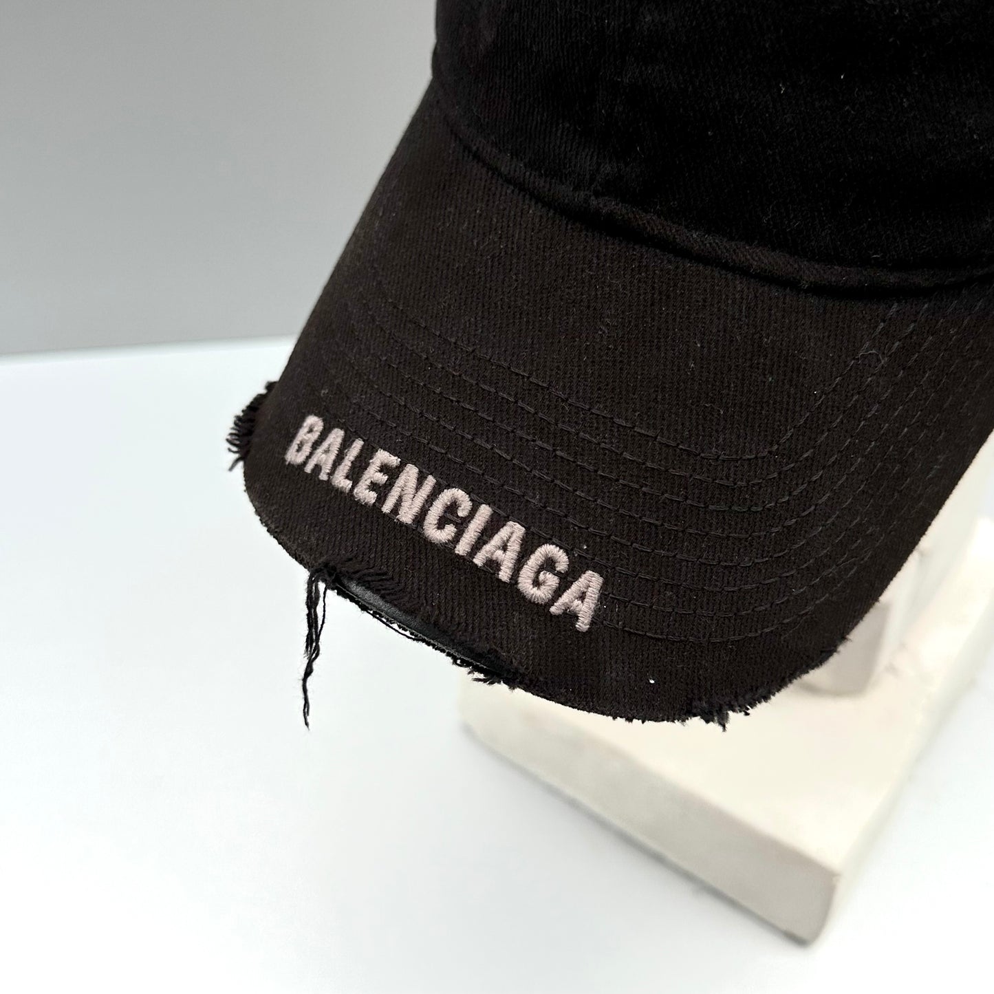 BALENCIAGA LOGO VISOR DISTRESSED CAP